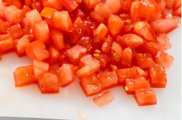 Tomate picado sobre la mesa