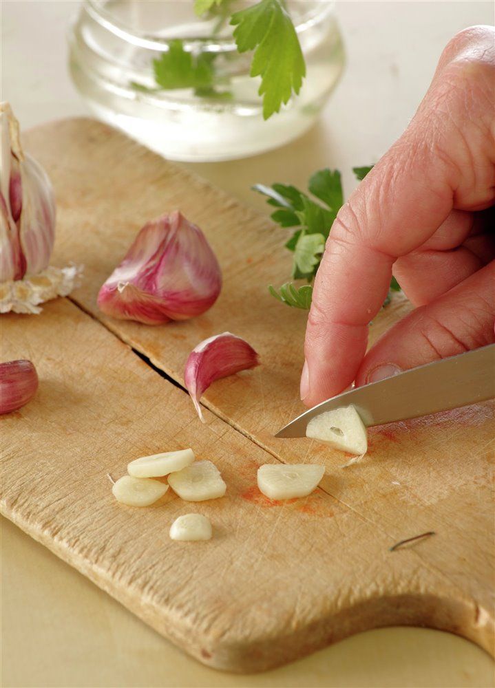 paso_a_paso_para_hacer_gambas_al_ajillo_con_almejas_corta_a_laminas_el_ajo_ae49b980_719x1000