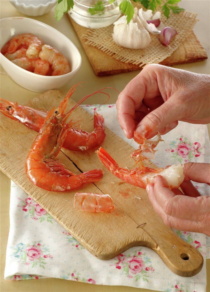 paso_a_paso_para_hacer_gambas_al_ajillo_con_almejas_pela_las_gambas_a5080355_719x1000