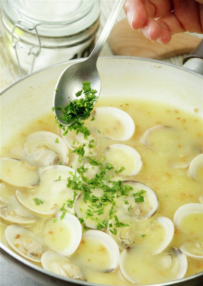 paso_a_paso_para_realizar_merluza_al_horno_con_almejas_y_salsa_verde_espolvorear_perejil_picado_a7280f58_710x999
