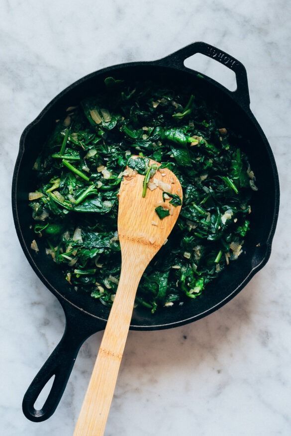 espinacas-salteadas-585×876