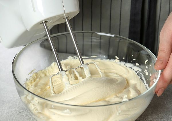 Batir mantequilla y queso crema