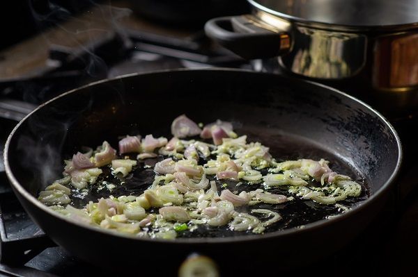 Onions are fried in a pan. Preparation for cooking. Freir cebolla para el pastel de carne