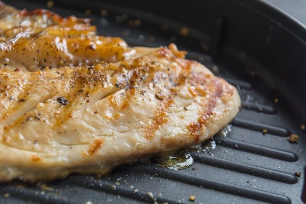 Pechuga de pollo haciéndose en la sartén