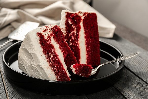 Tarta red velvet finalizada servida en plato