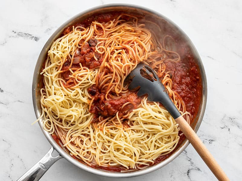 Add-Sphagetti-to-Puttanesca-Sauce