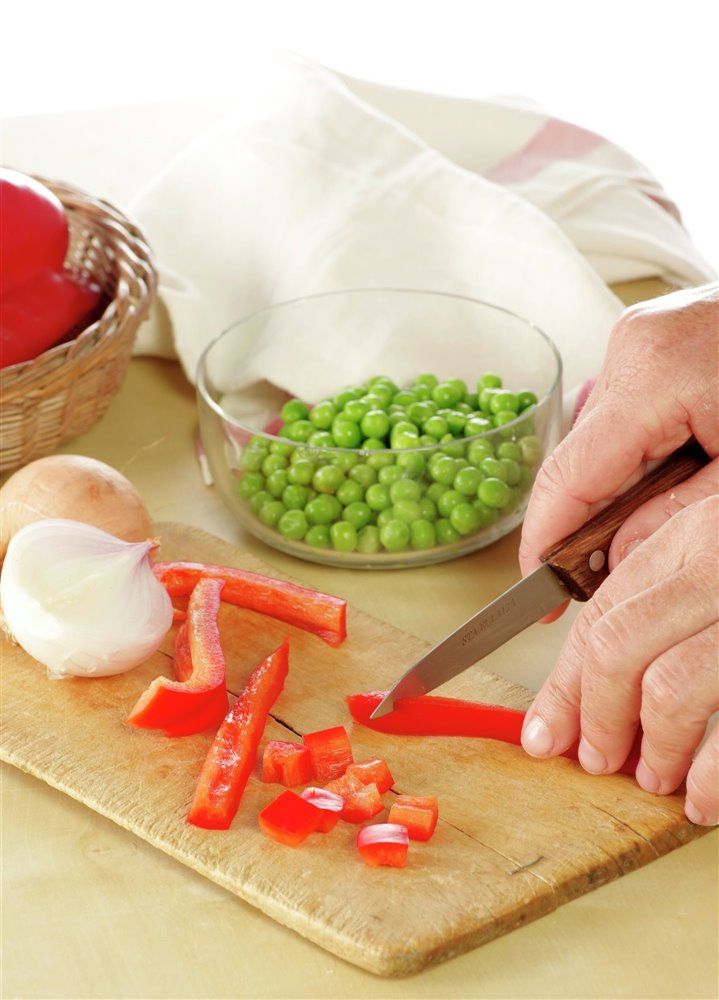 paso_a_paso_para_hacer_huevos_al_plato_tradicionales_cortar_las_verduras_20e11713_719x1000