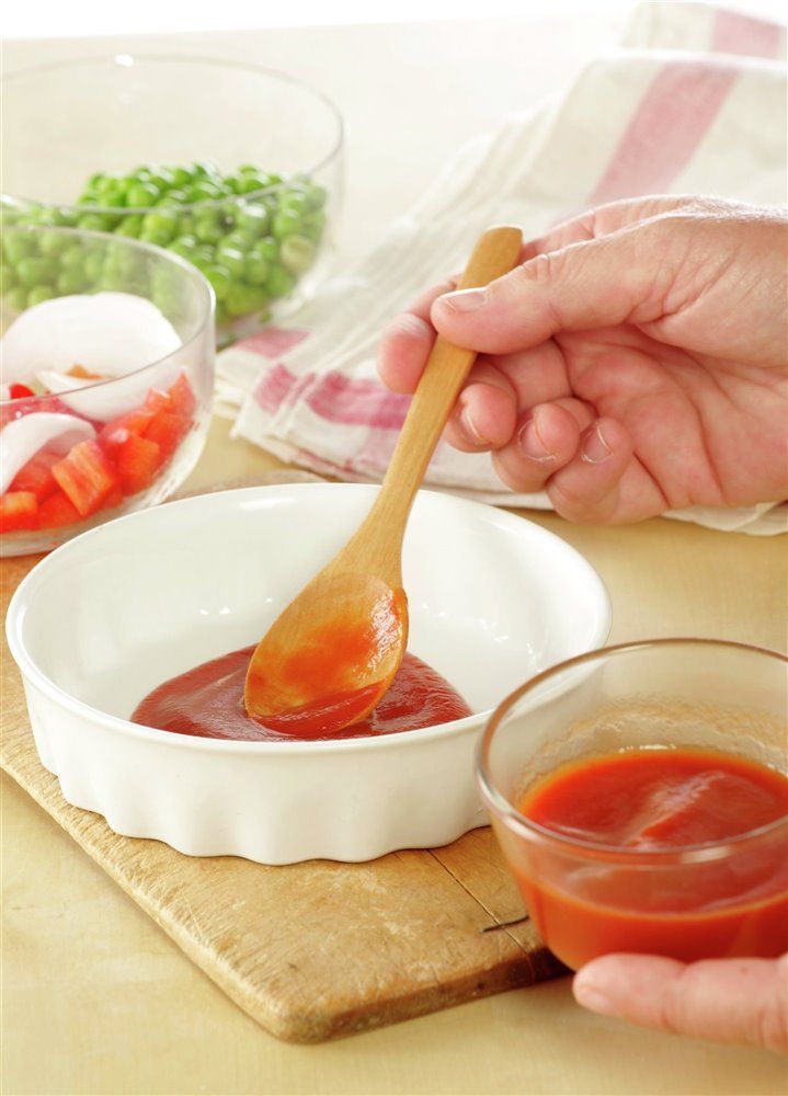 paso_a_paso_para_hacer_huevos_al_plato_tradicionales_pon_un_poco_de_sofrito_en_la_cazuelita_5e45e01e_719x1000