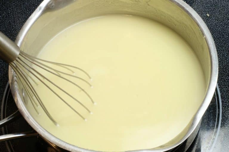 Cooking-the-roux-in-veloute-sauce-768×512