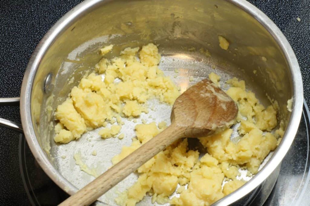 Roux-used-to-thicken-veloute-sauce-1024×683