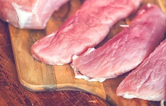 Carne preparada para hacer un Wiener schnitzel o milanesa de ternera