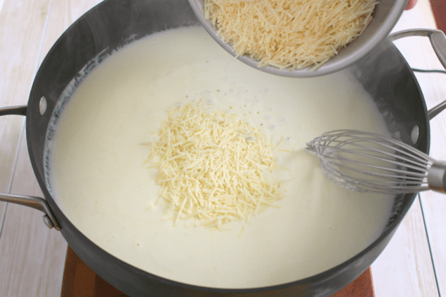 DEM-How-to-make-Fettuccine-Alfredo-Step2-add-cheese