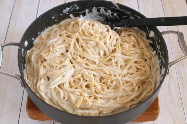 DEM-How-to-make-Fettuccine-Alfredo-Step3-tossinsauce