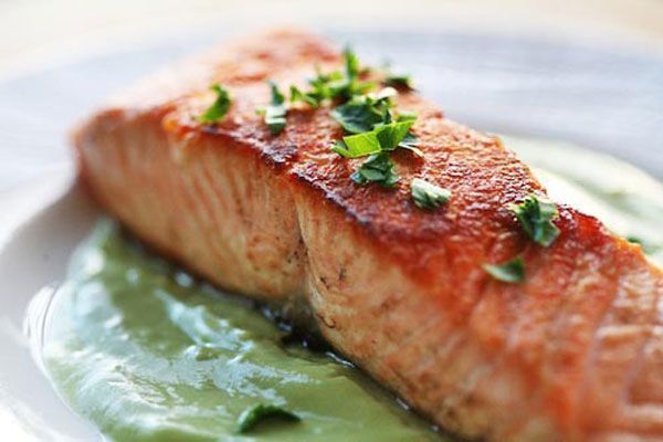 salmon-a-la-plancha-sobre-mousse-de-aguacate
