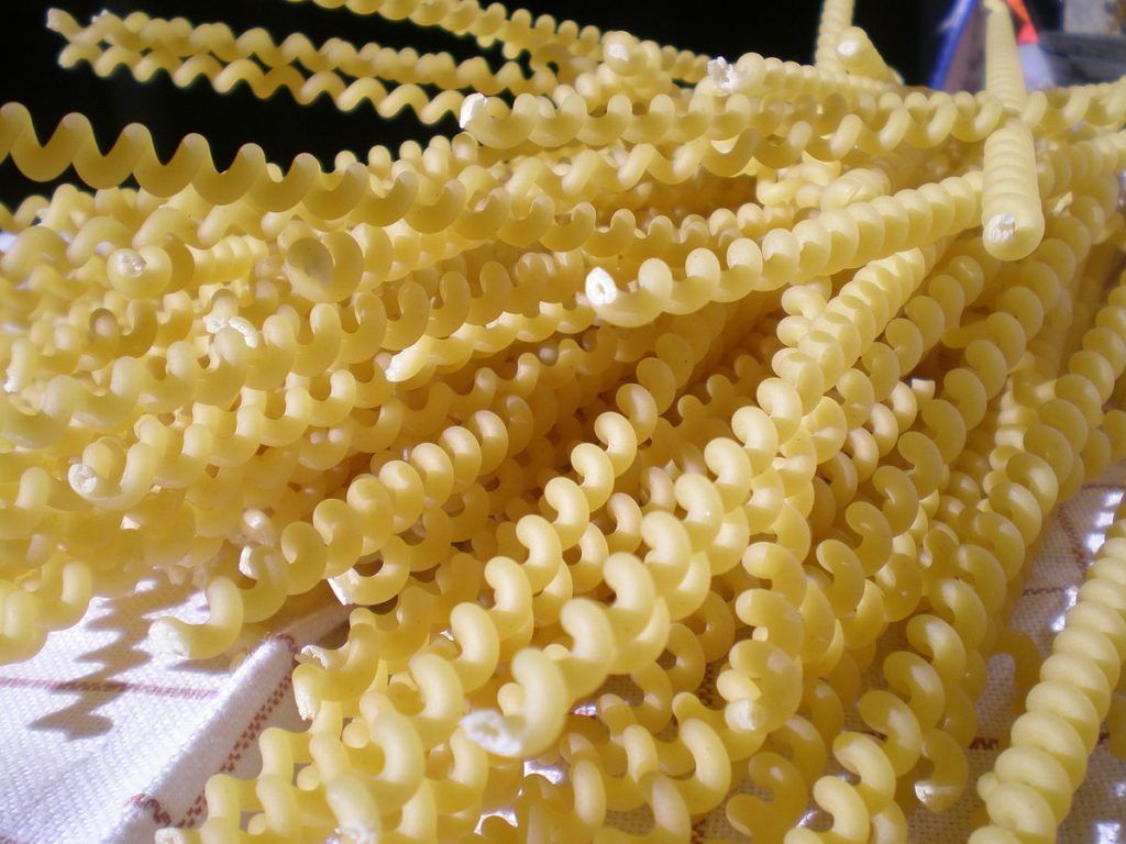 1200px-Fusilli_lunghi_bucati