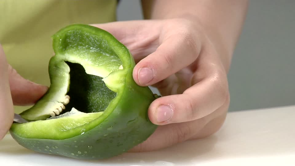 546667512-deshuesar-cortar-pimiento-verde-tabla-de-cortar