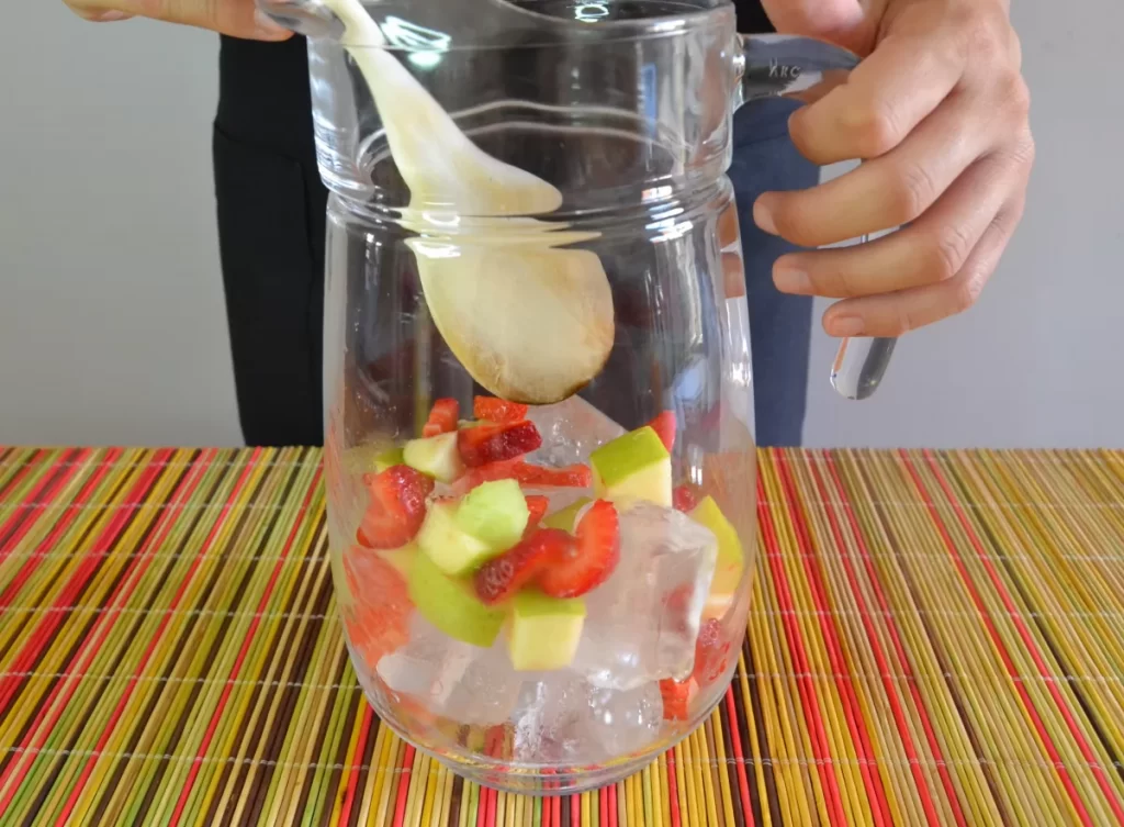 echamos-la-fruta-cortada-en-la-jarra