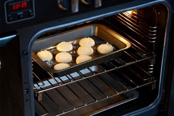 Mantecados haciéndose en el horno