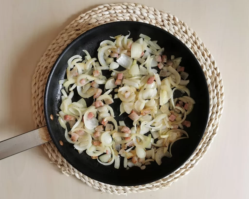 sofreir-la-cebolla-y-el-guanciale-en-una-sarten-hasta-que-esta-este-bien-pochada-y-dorada