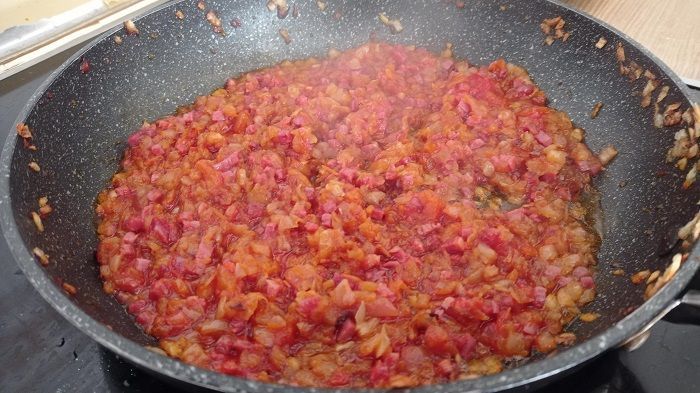 sofrito-de-cebolla-ajo-y-jamon-con-tomate