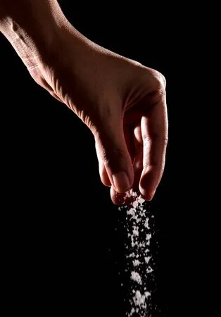 59439532-mano-pulverización-con-sal-la-sal-sobre-fondo-negro-