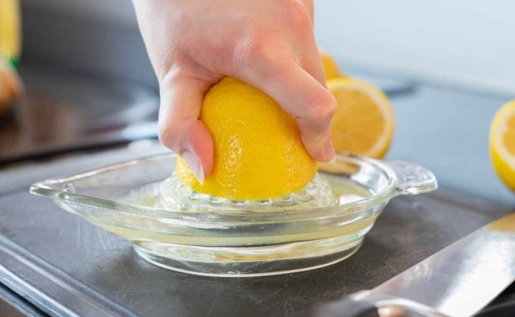 TikTok-exprimir-jugo-limon-zumo-1140×703