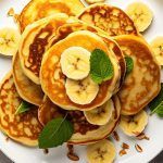 Tortitas de plátano y huevo presentadas en plato