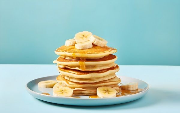 Tortitas de plátano presentadas en plato con miel