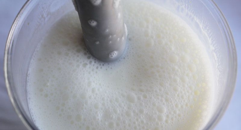 Batido-de-yogur-con-leche-y-trocitos-de-chocolate-7