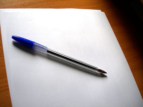 folio-en-blanco-y-un-boli-bic-azul