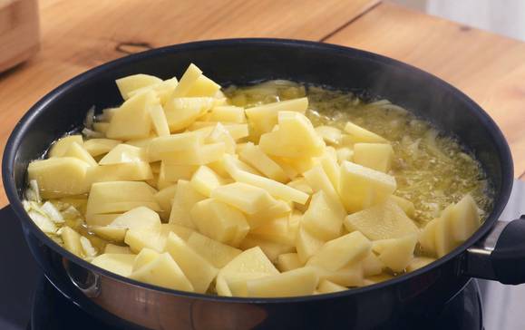 CTIS0203-Tortilla-de-patata-tradicional-paso-3_desktop_step