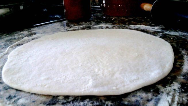 masa-de-pizza-casera-con-levadura-y-harina-1-655×368