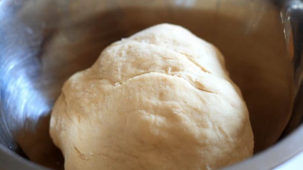 masa-de-pizza-casera-con-levadura-y-harina-620×349