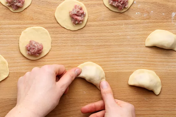 russian-pelmeni-meat-dumplings-recipe-1137313-step-06-5a84e219596749ce96dbc46b276f95e3