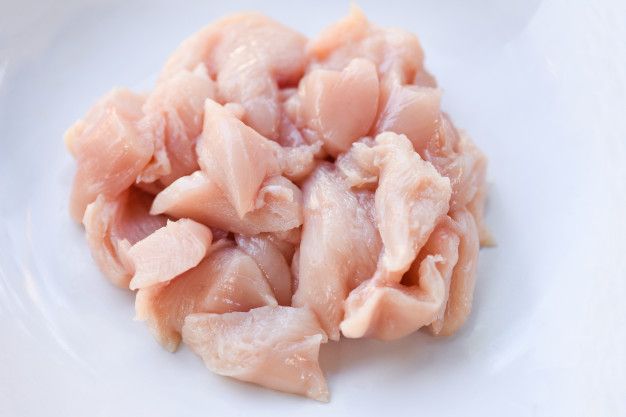 trozos-carne-pollo-cruda-filete-pollo-crudo-fresco-cortado-sobre-fondo-blanco-placa_73523-3319