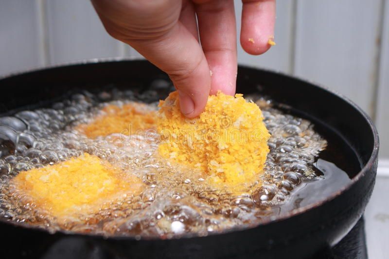 fritura-de-las-pepitas-de-pollo-del-tempura-67872327