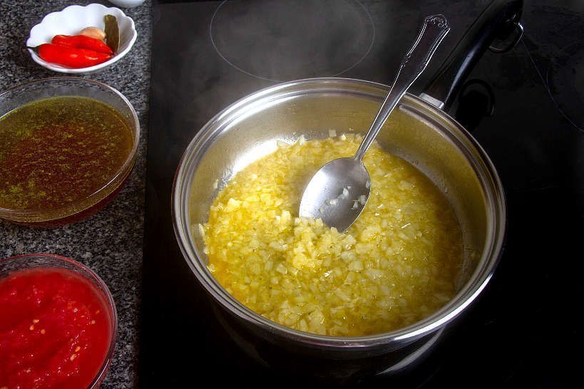 FrancesinhaSaucePreparation_AuthenticFoodQuest