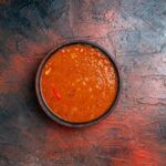 Salsa picante Kebab en un cuenco encima de la mesa