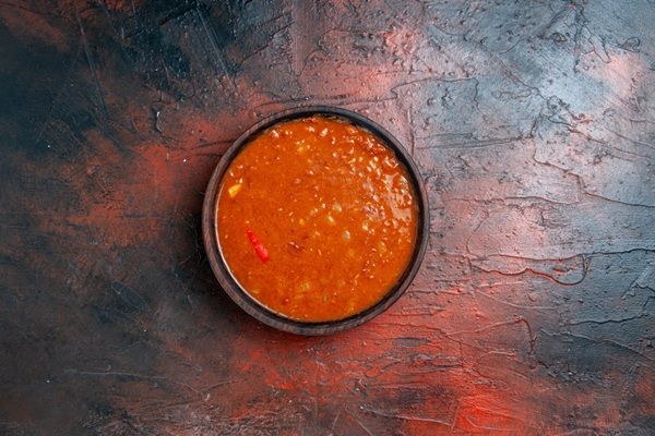 Salsa picante Kebab en un cuenco encima de la mesa