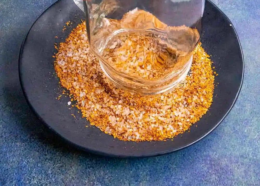 Michelada-Recipe-STEP3-Salt-the-Rim