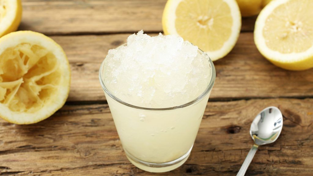 granita di limone su tavolo di legno rustico