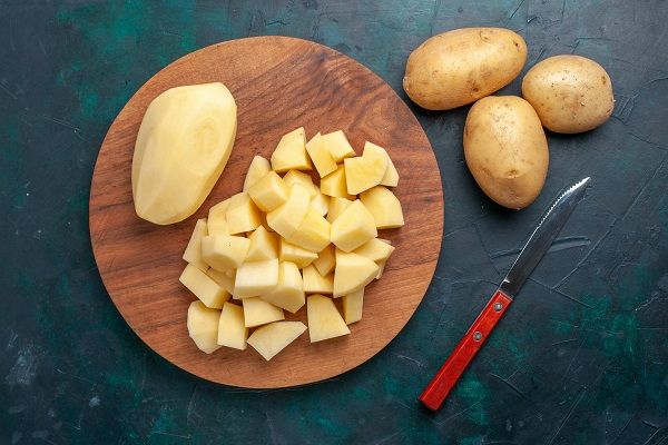 Pelamos y cortamos las patatas