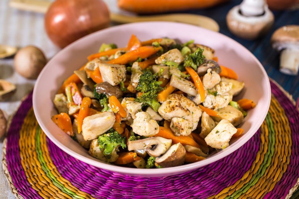 a2380258175359af4b4a7c7f06d2b57b_dados_de_pollo_con_vegetales