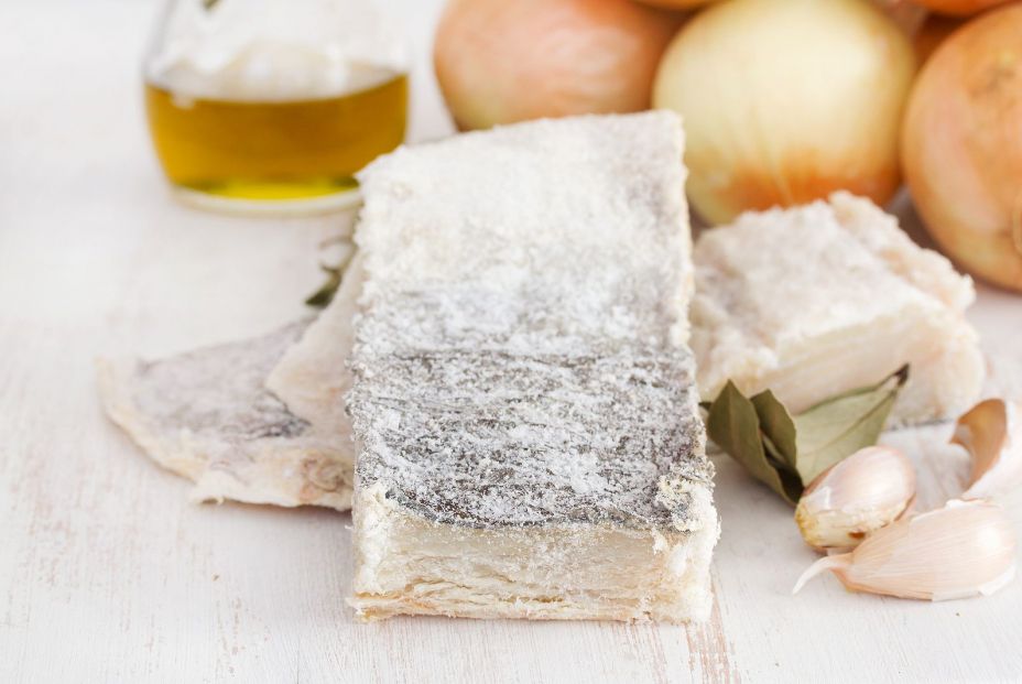 bigstock-dry-cod-fish-with-onion-on-woo-424110032_6_928x621