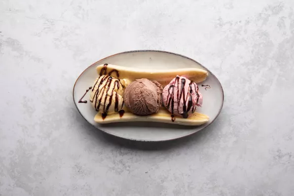 perfect-banana-split-recipe-305712-step-04-a1e383cf873049e7b0778fc27813aade