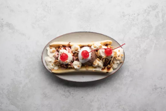 perfect-banana-split-recipe-305712-step-06-37a175cf65fb4e7989386ea844835107