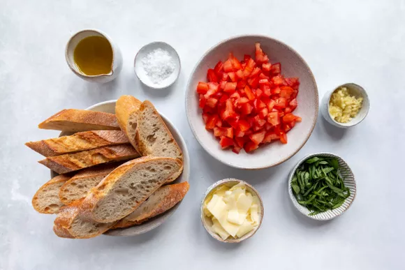 fresh-tomato-and-basil-bruschetta-2238401_step_01-0ccf9e46131845a9af2bb9d5a3f1b5a6