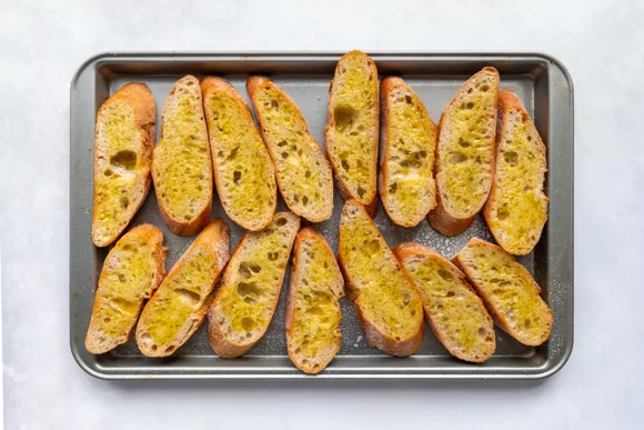 fresh-tomato-and-basil-bruschetta-2238401_step_03-1-555a7efbdd244850a93a5ef55d1058de