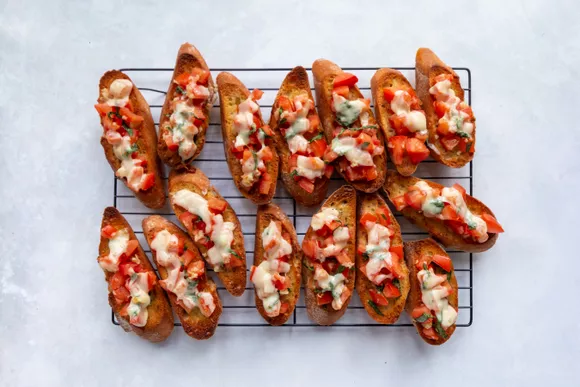 fresh-tomato-and-basil-bruschetta-2238401_step_06-50e59963ec554890953ef2cd901deffa