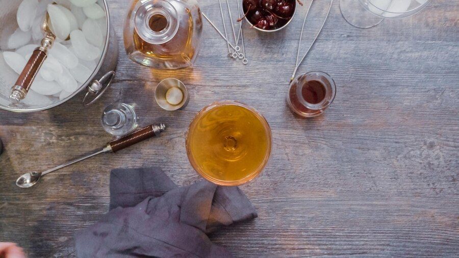 paso-paso-preparando-coctel-manhattan-bar-casa_198639-70302